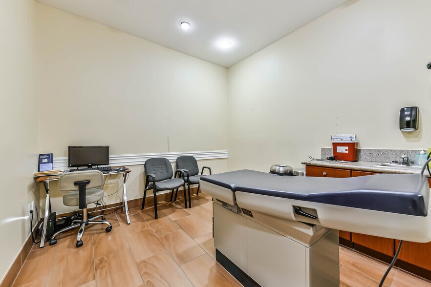 More Photos Of 1111 S Friendswood Dr, Friendswood Office For Lease