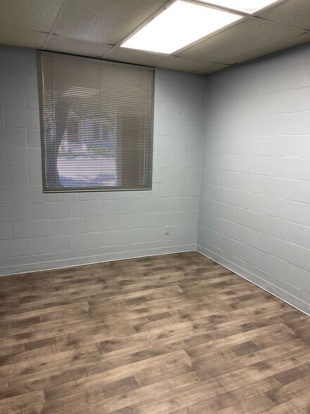 More Photos Of 103 S Fannin Ave, Cameron Office For Lease