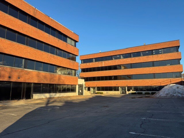More Photos Of 300 Interstate Corporate Cent, Williston Office For Lease