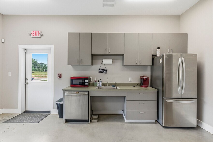 More Photos Of 1410 Live Oak Rd, Leander Showroom For Sale