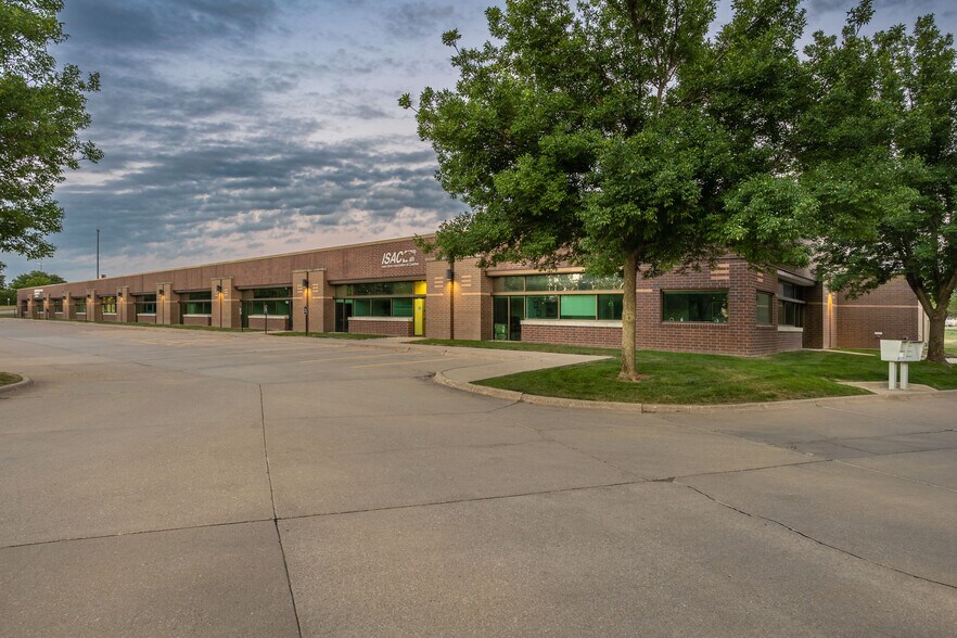 More Photos Of 5500 Westown Pky, West Des Moines Office For Lease