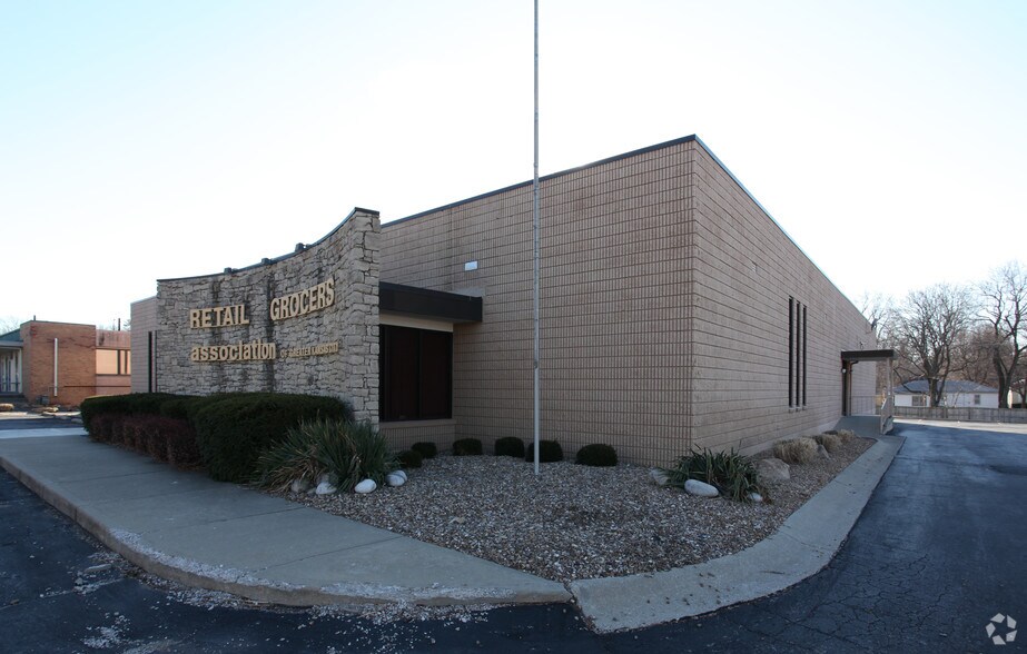 More Photos Of 2809 W 47th St, Westwood Office For Sale