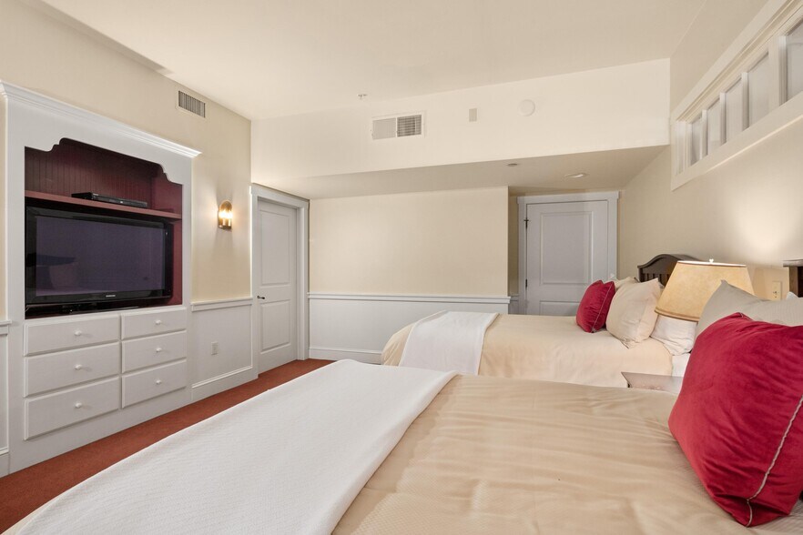More Photos Of 18 Main St, Stowe Hotel For Sale