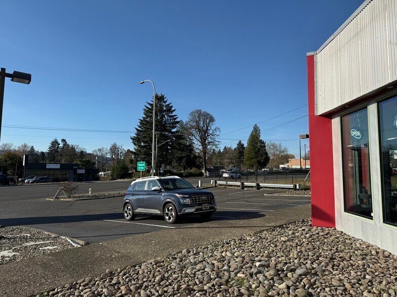 More Photos Of 16690 SE McLoughlin Blvd, Portland Restaurant For Sale