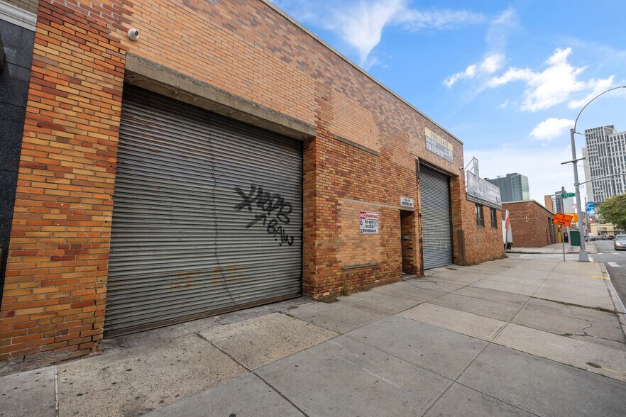 More Photos Of 91-26 Archer Ave, Jamaica Showroom For Lease