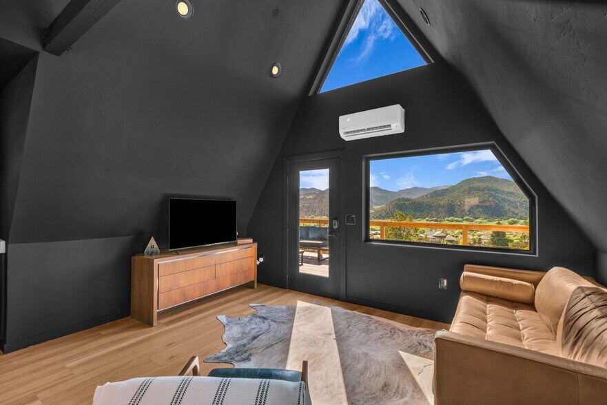 More Photos Of 360 Overlook ln, Glendale Specialty For Sale