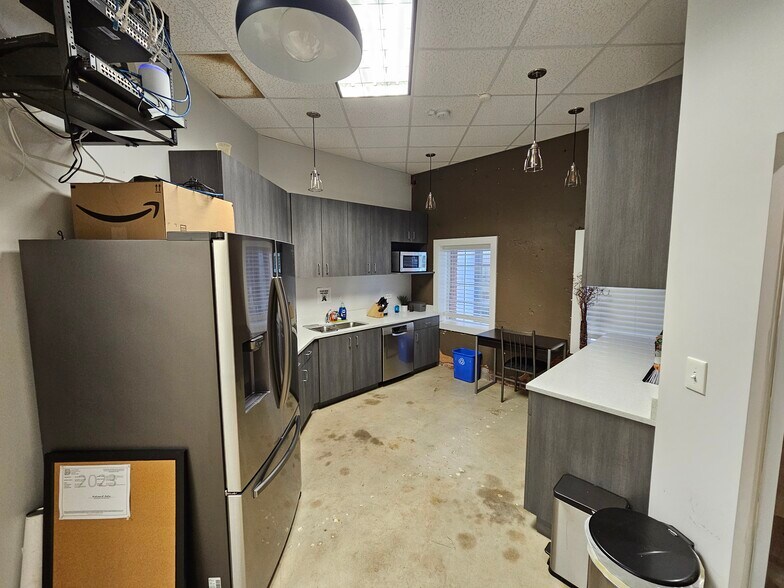 More Photos Of 514 Flat Shoals Ave, Atlanta Bank For Lease