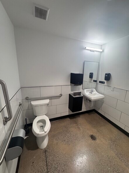 More Photos Of 665 450 N, Vineyard Storefront For Lease