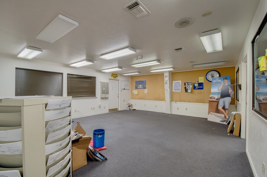 More Photos Of 1212 S Clay St, Ennis Manufacturing For Sale