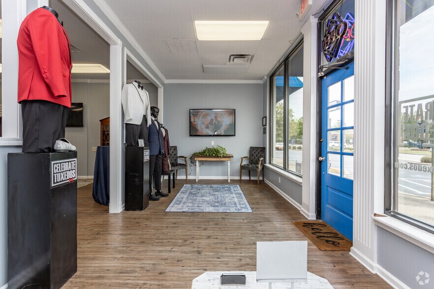 More Photos Of 1701 Rollins Way, Columbus Freestanding For Sale