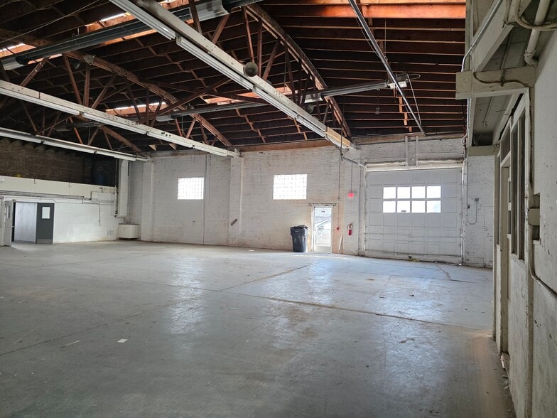 More Photos Of 7829-7839 W Grand Ave, Elmwood Park Warehouse For Lease