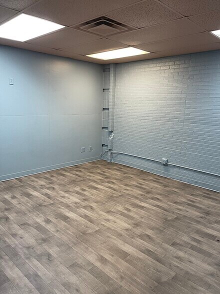 More Photos Of 103 S Fannin Ave, Cameron Office For Lease