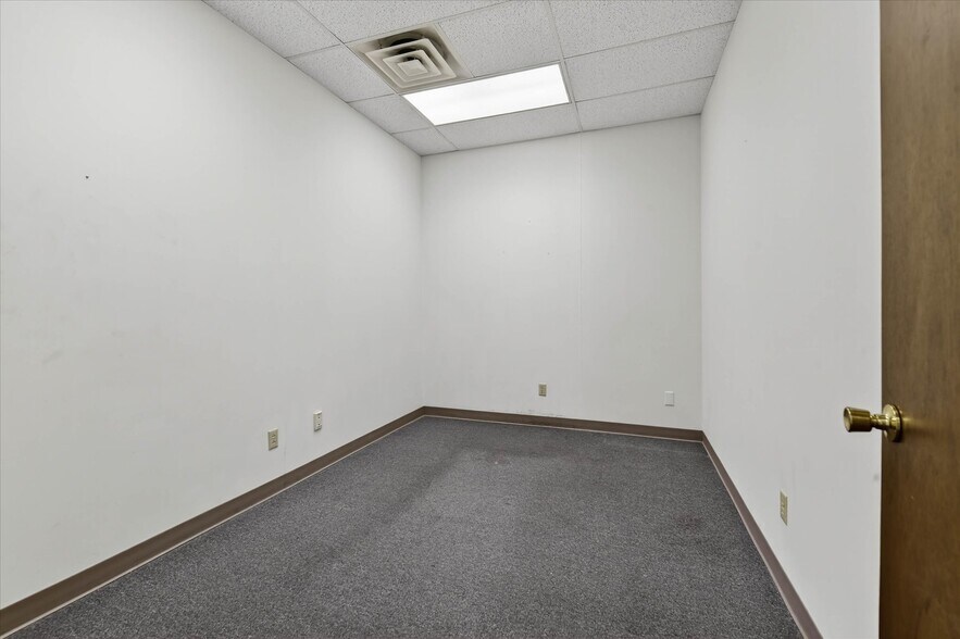 More Photos Of 1100 Croy Dr, Findlay Storefront Retail Office For Lease