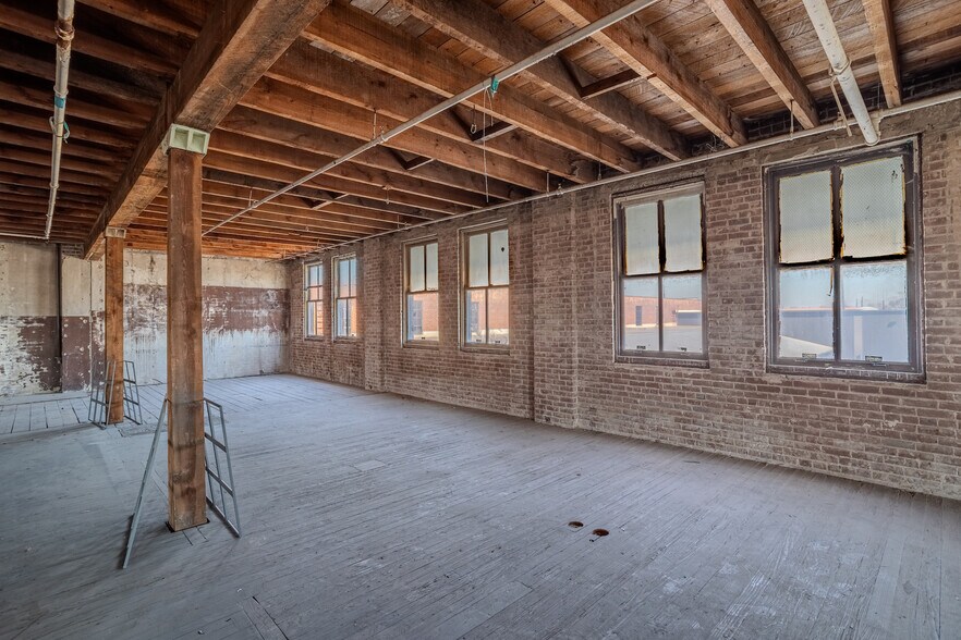 More Photos Of 2103 Lyons Ave, Houston Freestanding For Lease