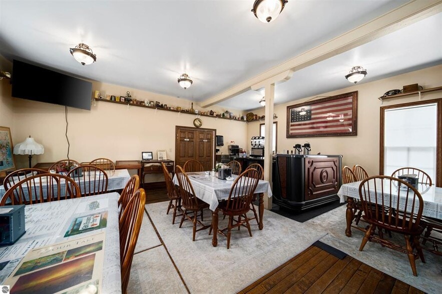 More Photos Of 18599 Mission Rd, Traverse City Hotel For Sale