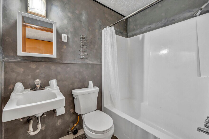 More Photos Of 44077 Oberlin Elyria Rd, Oberlin Hotel For Sale