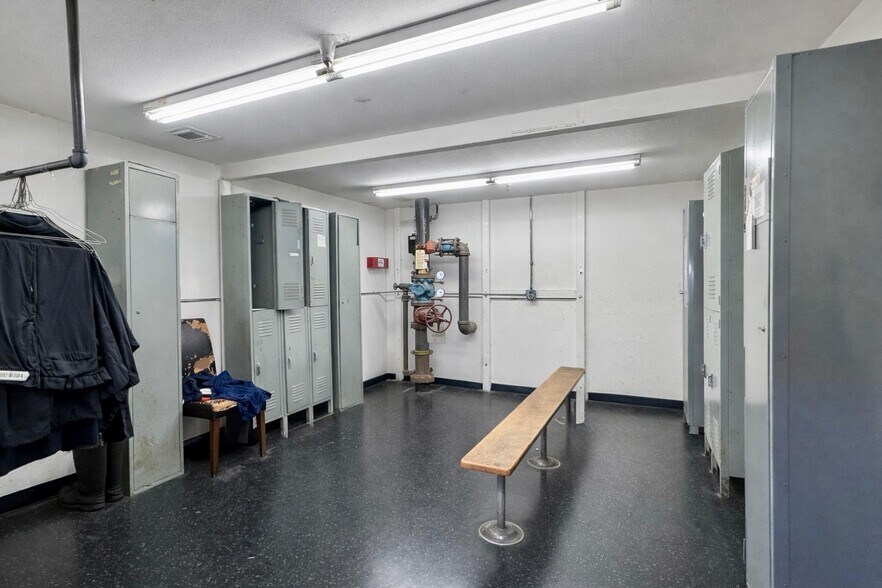 More Photos Of 1005 E Orangethorpe Ave, Anaheim Warehouse For Sale