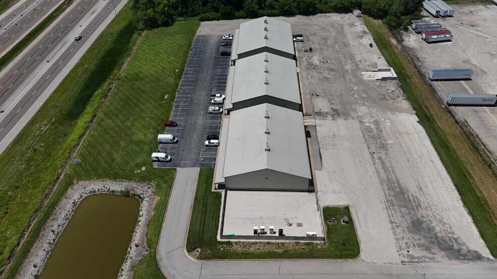 More Photos Of 8124 Bunkum Rd, Caseyville Showroom For Lease