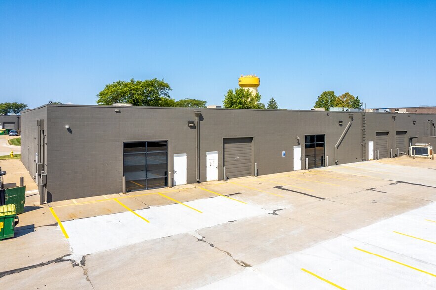 More Photos Of 11101-11199 Aurora Ave, Urbandale Flex For Lease