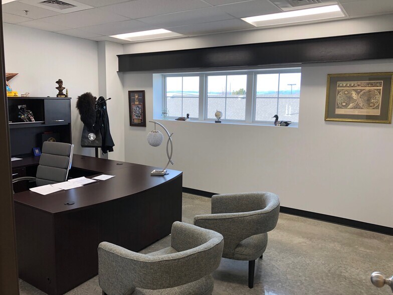 More Photos Of 1567 Vista View Dr, Longmont Showroom For Sale