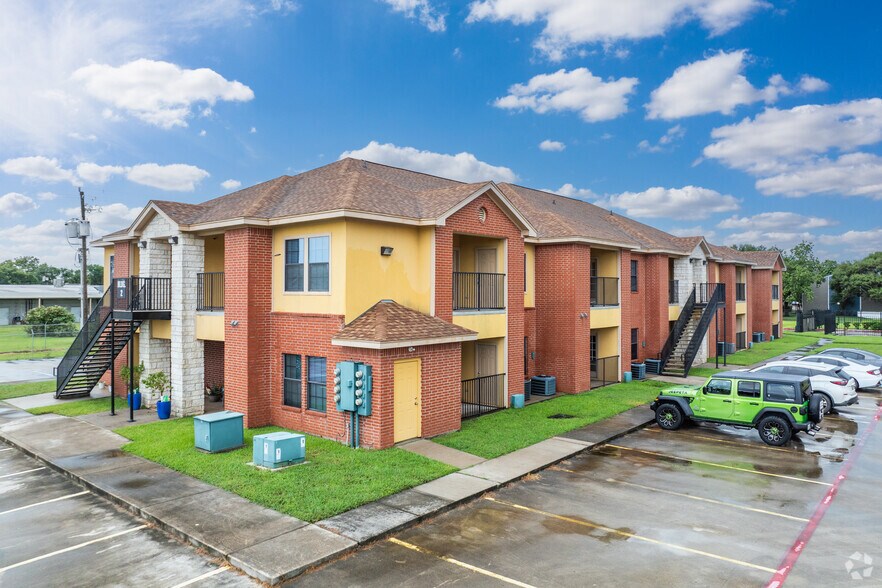 Primary Photo Of 107 Oak Park Dr, Clute Apartments For Sale