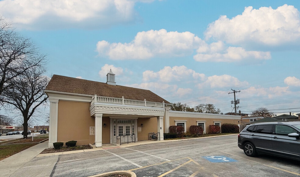 Primary Photo Of 7549 W 63rd St, Summit Argo Bank For Sale