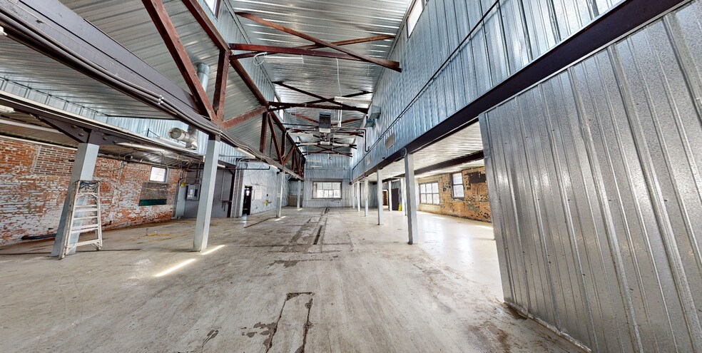 More Photos Of 5764 Wheeler Rd, Indianapolis Showroom For Lease