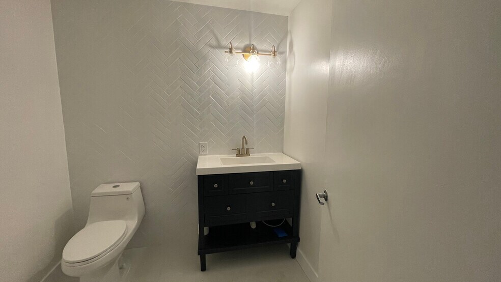 More Photos Of 10885-10909 Los Alamitos Blvd, Los Alamitos Storefront For Lease