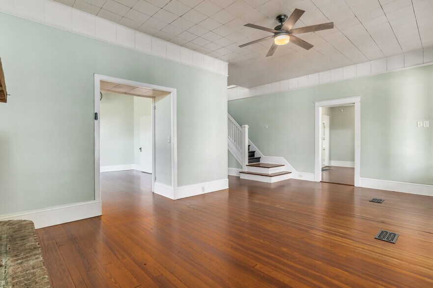 More Photos Of 6849 Oak St, Milton General Retail For Lease