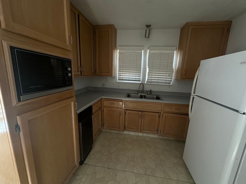 More Photos Of 2017 Brundage Ln, Bakersfield Office Residential For Lease