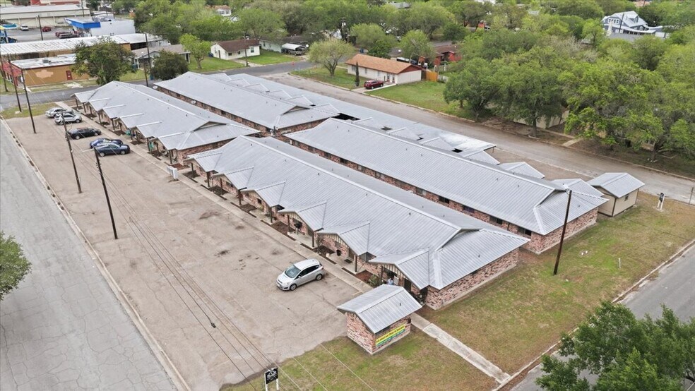 More Photos Of 1400 N Saint Marys St, Beeville Apartments For Sale