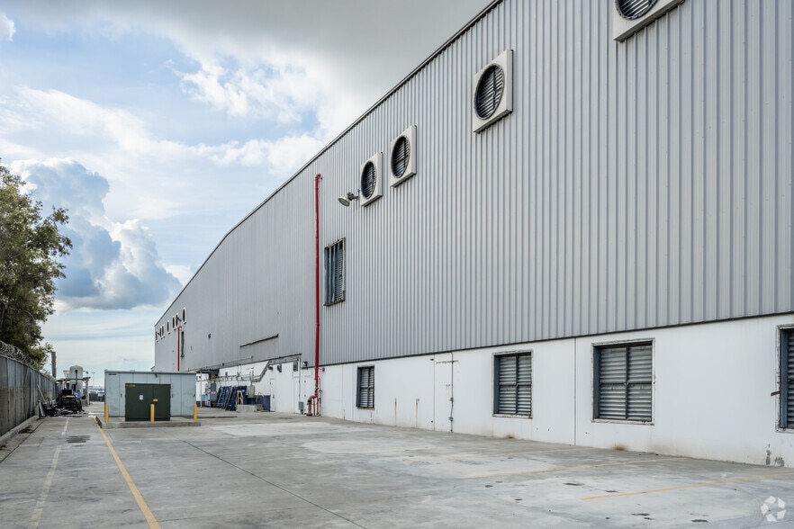 More Photos Of 3495 N Lakewood Blvd, Long Beach Warehouse For Lease