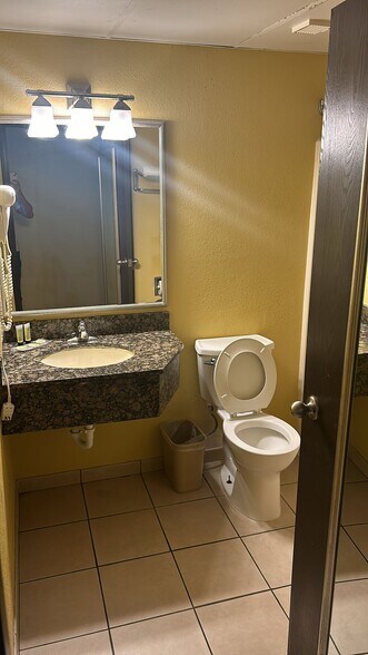 More Photos Of 11 Des Moines Ave, South Hutchinson Hotel For Sale