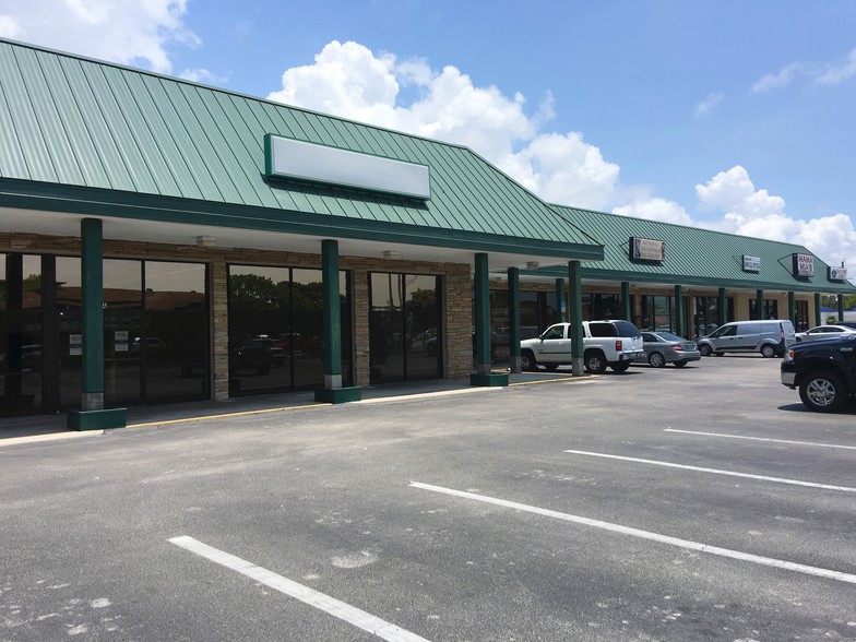 More Photos Of 710-778 9th St N, Naples Freestanding For Lease