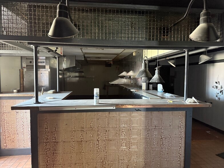 More Photos Of 1640 N Glenstone Ave, Springfield General Retail For Lease