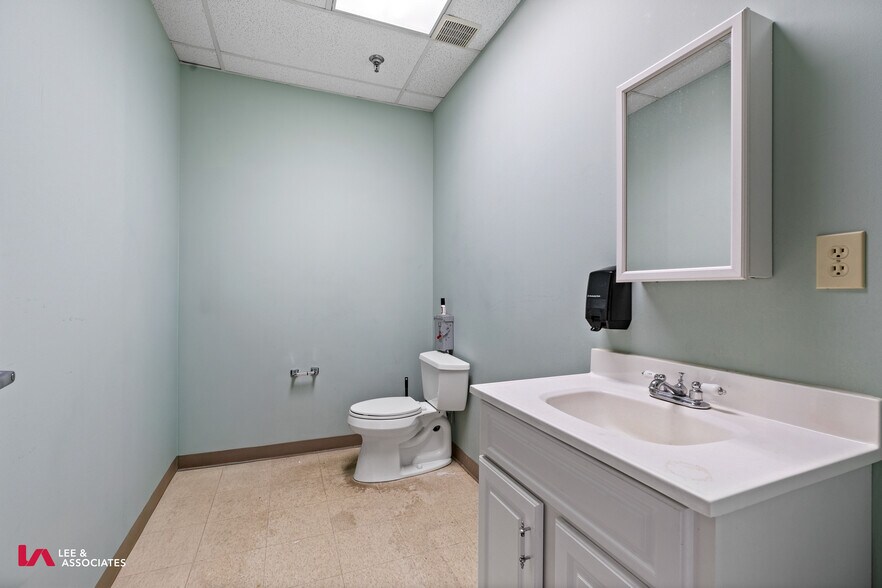 More Photos Of 5020-5072 Clark Howell Hwy, College Park Showroom For Lease