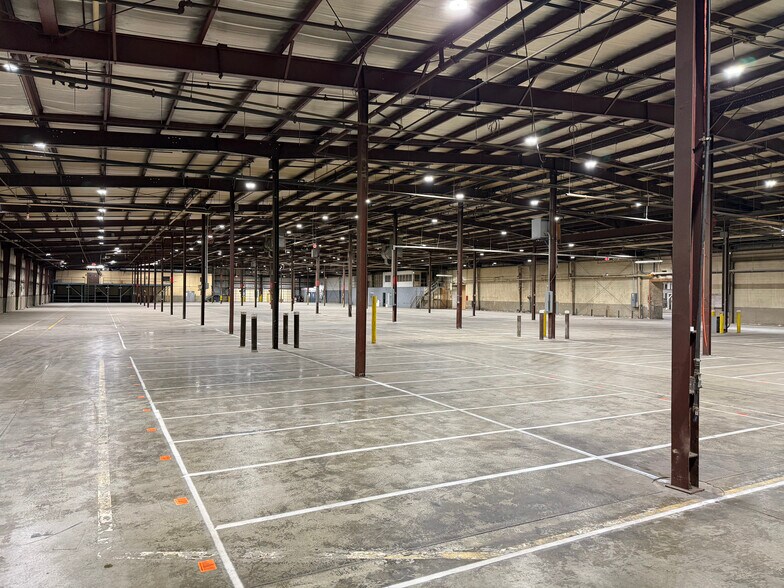 More Photos Of 1100 E Bell St, Bloomington Manufacturing For Sale