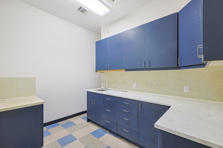 More Photos Of 5601-5605 Virginia Pky, McKinney Medical For Sale