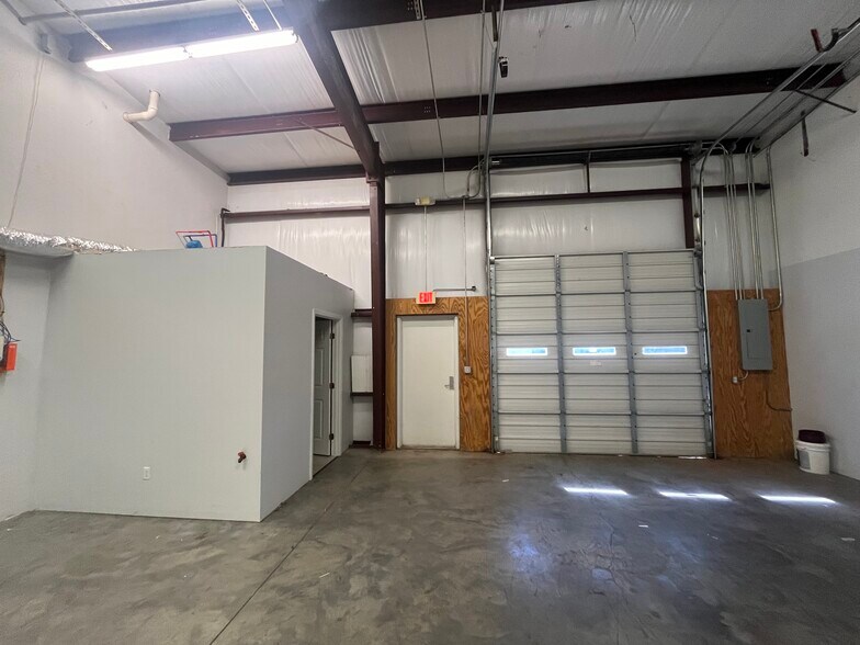 More Photos Of 474 Hampshire Dr, Gaffney Showroom For Lease