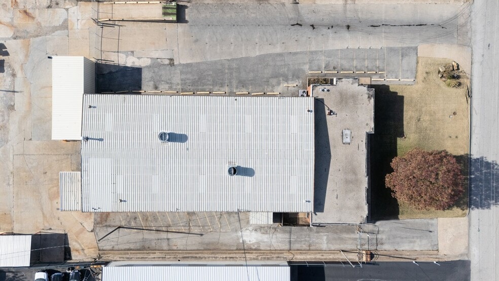 More Photos Of 8118 E 44th St, Tulsa Warehouse For Lease