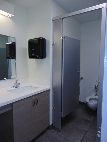 More Photos Of 4913 W Laurel St, Tampa Light Distribution For Lease