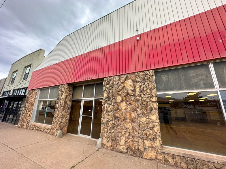 More Photos Of 423 N 7th St, Perry Freestanding For Sale