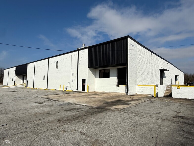 More Photos Of 15 Royal Dr, Forest Park Warehouse For Lease