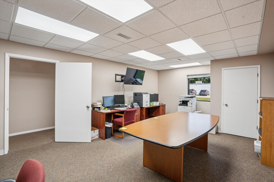 More Photos Of 2721 SW 30th St, Des Moines Office For Sale