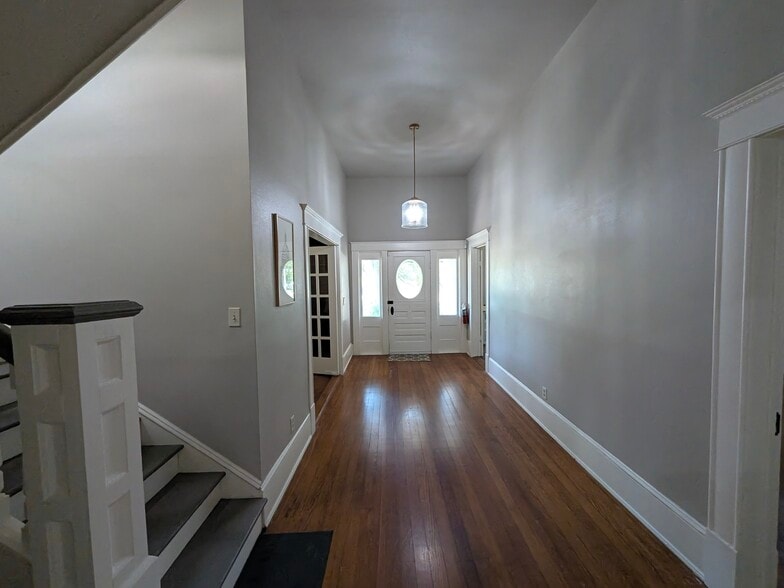 More Photos Of 206 Taylor St, Hutto Office For Lease
