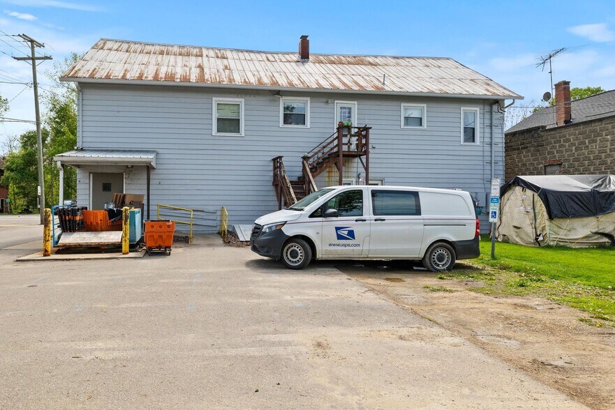 More Photos Of 23359 Coshocton Rd, Howard Storefront For Sale