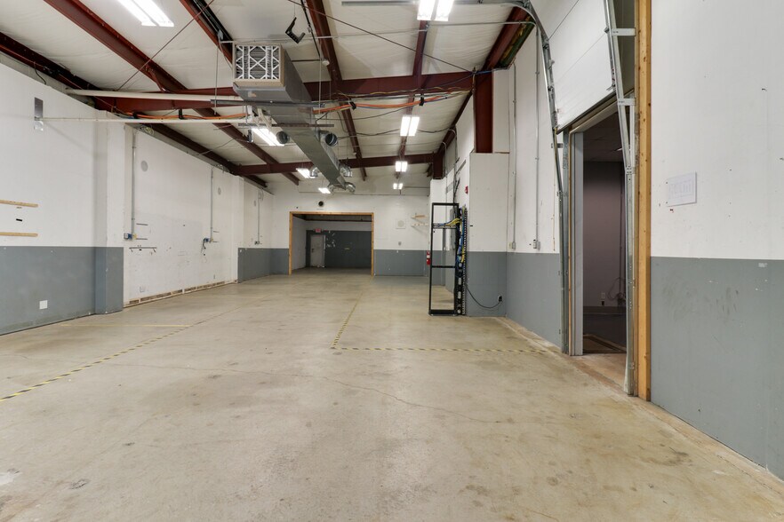 More Photos Of 106 Oak Creek Plz, Bloomington Warehouse For Lease
