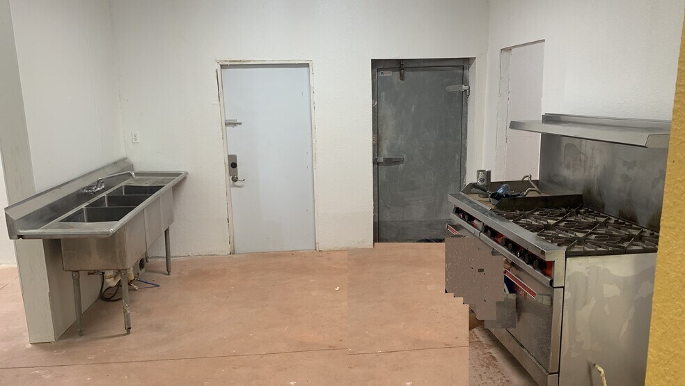 More Photos Of 1018 Union, Selma Storefront Retail Residential For Sale