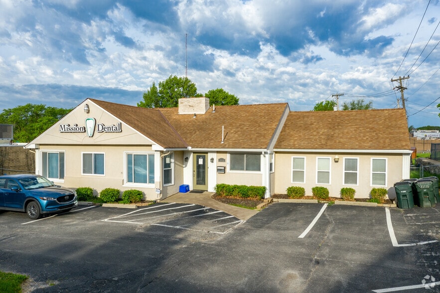 Primary Photo Of 5940 Lamar Ave, Mission Freestanding For Lease