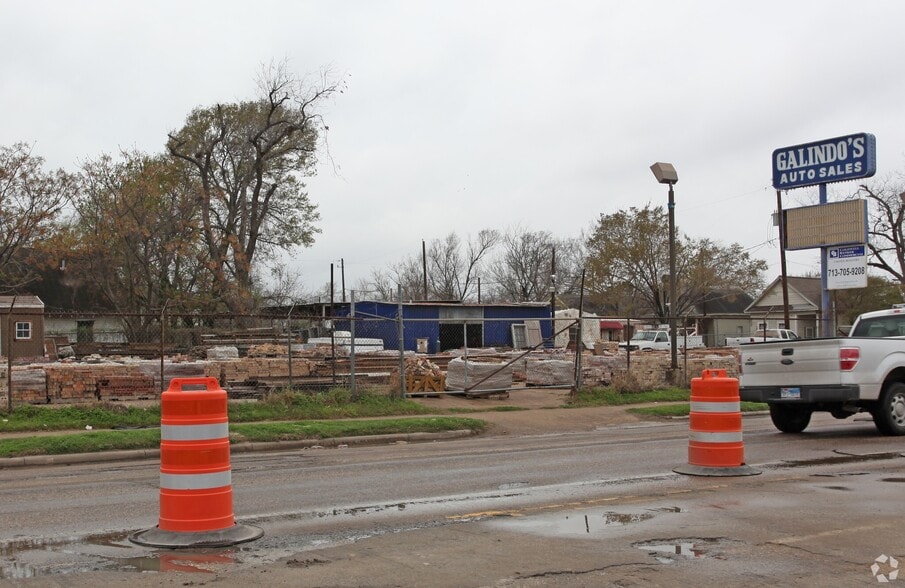 More Photos Of 2009 N Main St, Houston Land For Sale